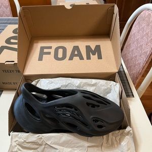 Yeezy foam - size 4 - onyx
